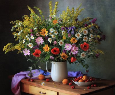 Wildblumen und Sommerfrüchte von Tatyana Skorokhod