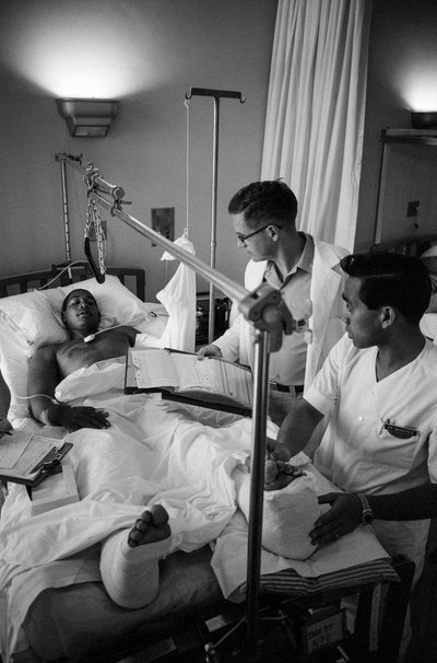 Verwundete amerikanische Soldaten aus dem Vietnamkrieg werden in ein Krankenhaus in Clark A... geflogen von Ted Spiegel