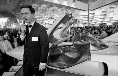 Ansager mit futuristischem Firebird III experimentellem Gasturbinenauto auf der Gener... von Ted Spiegel