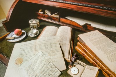 Dokumente, eine Uhr und andere Effekte von George Washington werden auf einem Schreibtisch ausgestellt von Ted Spiegel