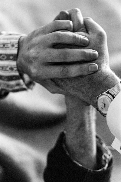 Hände eines Patienten und Arztes während einer LSD-Behandlung. Experimente mit LSD von Dr. J. von Ted Spiegel