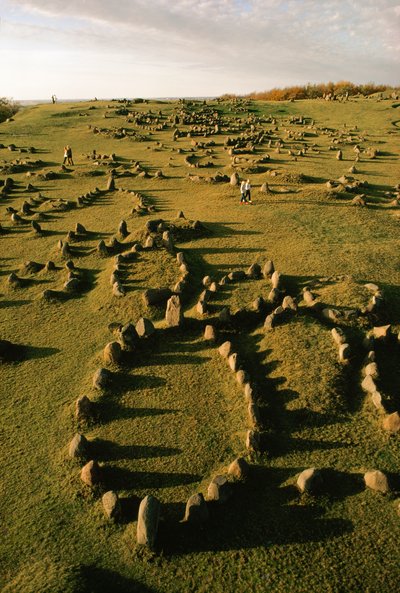 Schiffsförmige Steinmarkierungen, die von Wikingern gesetzt wurden, übersäen ein antikes Gräberfeld in Dänemark von Ted Spiegel