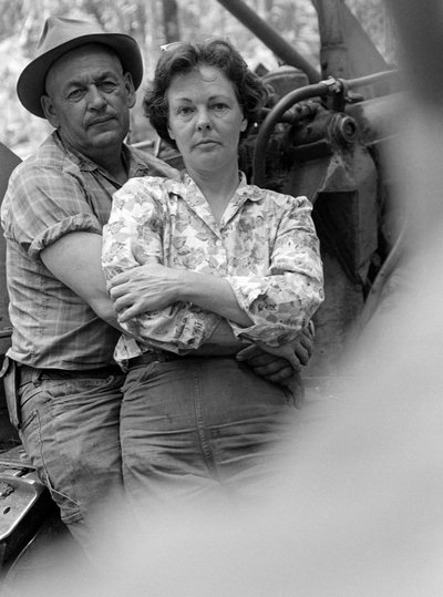 Mann und Frau, Ehemann und Ehefrau, umarmen sich und entspannen sich am Ende des Arbeitstages von Ted Spiegel