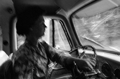 Mildred Cooper ist eine 43-jährige Großmutter und LKW-Fahrerin mit einem Holztransporter von Ted Spiegel