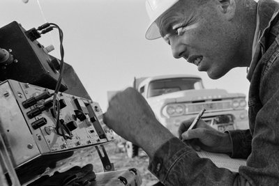 Mineraloge untersucht Daten in der Morenci-Mine für die Phelps Dodge Schmelzanlage in Douglas, Arizona von Ted Spiegel