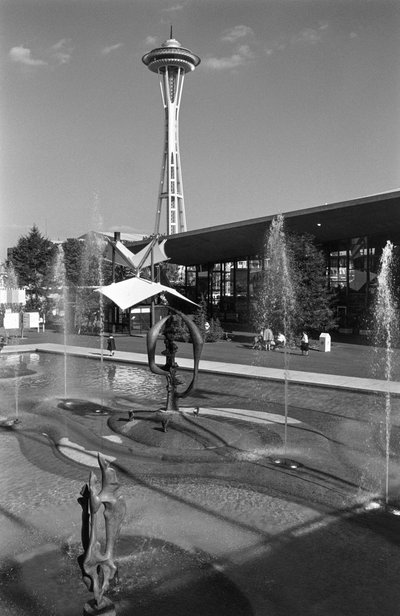 Pool, Brunnen, Skulptur und Space Needle bei der Weltausstellung in Seattle von Ted Spiegel