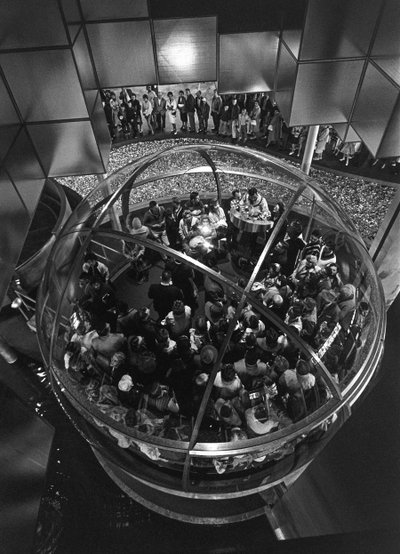 Besucher der Weltausstellung in Seattle in einem Kuppelfahrstuhl in einer Ausstellung von Ted Spiegel