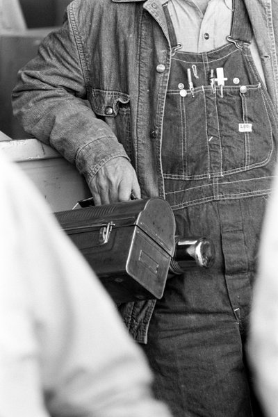 Arbeiter in Latzhose mit einer Lunchbox. Elektrolytische Kupferverarbeitung im Phelps Dodge Werk von Ted Spiegel