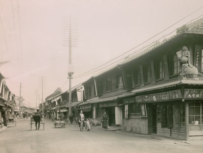 Eine Einkaufsstraße im Motomachi-Viertel von Kobe, um 1900 - 1915 (Fotografie) von Teijiro Takagi