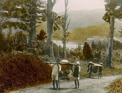 Japanisches Mädchen in einem Kago, Hakone-Region, um 1900 - 1915 von Teijiro Takagi
