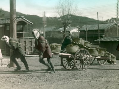 Japanische Bauern ziehen Reissäcke auf einem Karren, um 1900 - 1915 von Teijiro Takagi