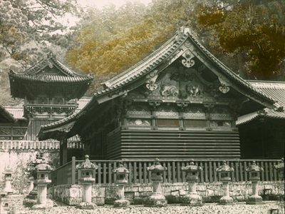 Teil des Tosho-Gu-Tempels namens Sanjinko in Nikko, um 1900 - 1915 (Fotografie) von Teijiro Takagi