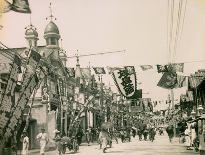 Theaterstraße im Shinkaichi-Viertel von Kobe, um 1900 - 1915 von Teijiro Takagi