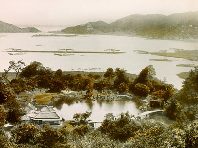 Blick auf den Rakurakuen-Garten, in der Nähe des Biwa-Sees, um 1900 - 1915 von Teijiro Takagi