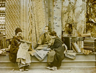 Seidenverkäufer in Japan, um 1900 - 1915 von Teijiro Takagi