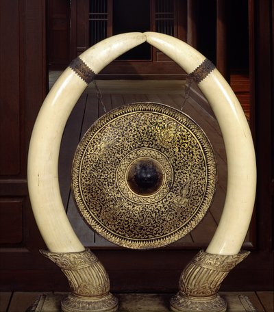 Ein Gong, der an Elefantenstoßzähnen hängt von Thai School