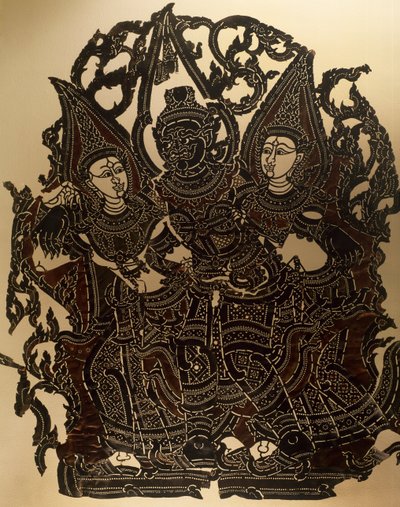 Szene aus dem Nang Yai Schattenspieltheater, das Dasakantha und seine Frauen darstellt, geschnitztes Lederpanel, Thailand, thailändische Zivilisation von Thai School