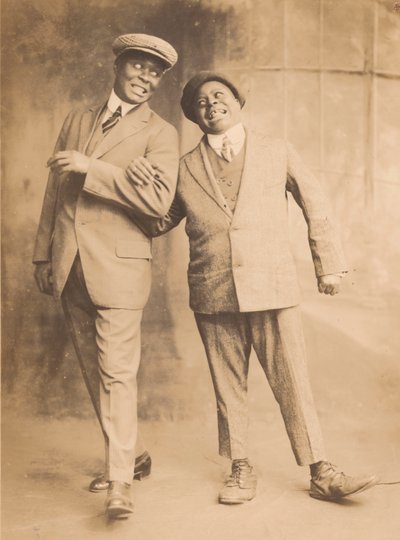 Fotografie von zwei Männern, die sich unterhaken von The Bell Studio