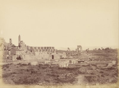 Übersicht von Karnak einschließlich des überdachten Gangs von Thutmosis III. von Théodule Devéria
