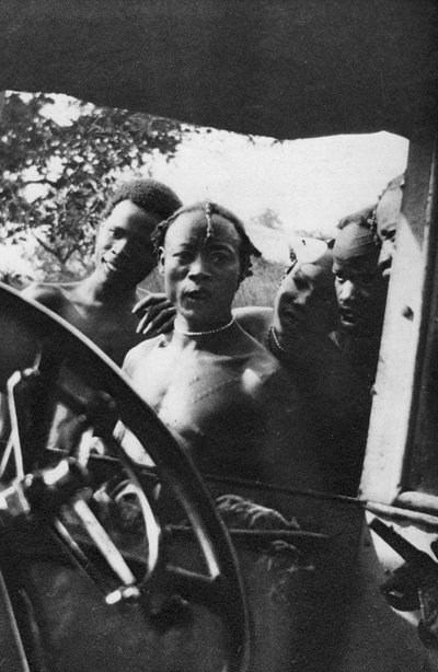 Einheimische Männer sehen zum ersten Mal eine weiße Frau, Mongalla nach Terrakekka, Sudan, 1925-1927 von Thomas A. Glover