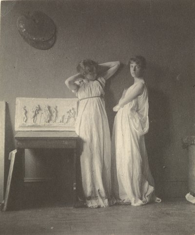 Zwei weibliche Modelle in klassischem Kostüm mit Eakins