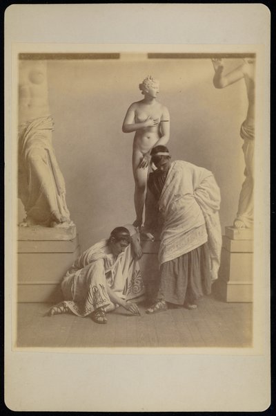 [Zwei männliche Studenten in griechischer Kostümierung vor einem Gipsabguss der Aphrodite im Gipsraum der Pennsylvania Academy] von Thomas Eakins