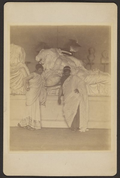 Zwei männliche Studenten in griechischem Kostüm vor einem Gipsabguss der drei Schicksale aus den Elgin Marbles von Thomas Eakins