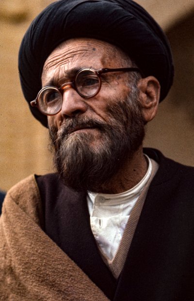 Iranischer schiitischer Geistlicher mit Brille und Turban von Thomas J. Abercrombie