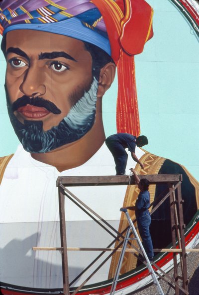 Arbeiter pflegen ein riesiges Wandgemälde von Qaboos bin Said Al Said, Sultan von Oman von Thomas J. Abercrombie
