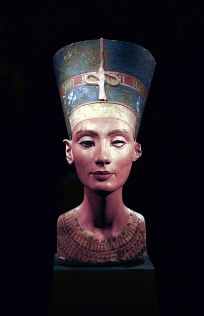 Büste der Nofretete (ca. 1370-1330 v. Chr.) Große Königliche Gemahlin des ägyptischen Pharaos Echnaton. Nofretete und ihr Mann waren für eine religiöse Revolution bekannt. Sie begannen, nur einen Gott zu verehren, Aten, die Sonnenscheibe. von Thutmose Thutmose