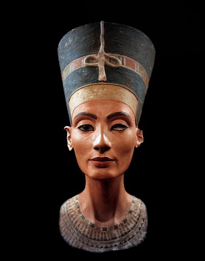 Büste der Nofretete (ca. 1370-1330 v. Chr.) Große Königliche Gemahlin des ägyptischen Pharaos Echnaton. Nofretete und ihr Mann waren für eine religiöse Revolution bekannt. Sie verehrten nur einen Gott, Aten, die Sonnenscheibe. von Thutmose Thutmose