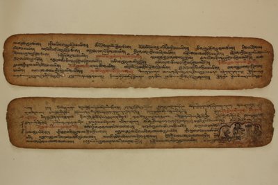 Milarepa in seiner Höhle, lehrt einen Jäger, um 1400-99 von Tibetan School