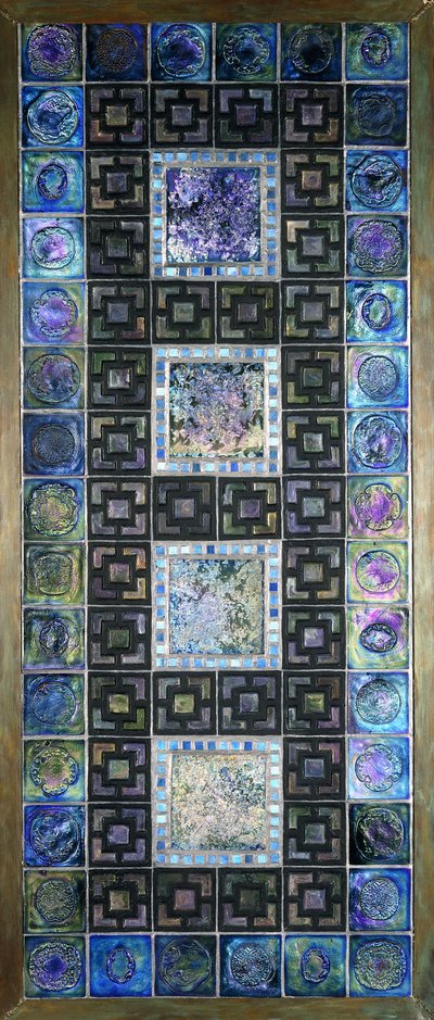 Ein Favrile-Glasfliesenpanel, geformt mit Blumen und geometrischen Mustern, 20. Jahrhundert von Tiffany Studios