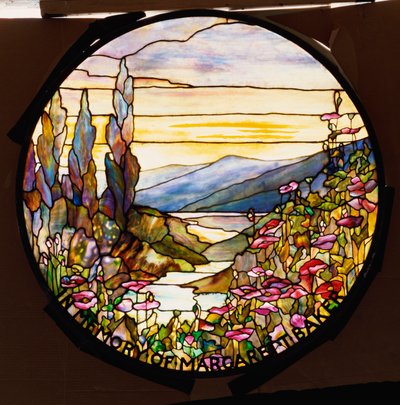 Fenster mit Sonnenuntergang und Bergen, Tiffany Studios, ca. 1900 von Tiffany Studios