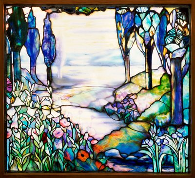 Landschaftsfenster mit einem Fluss, der von einem fernen Gebirge bei Dämmerung mäandert, mit Zypressen, Lilien, Mohnblumen und Schwertlilien, ca. 1915 (Blei- und Buntglas) von Tiffany and Company