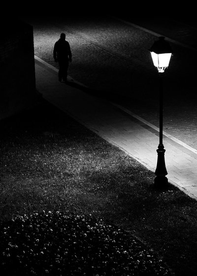 Einsamer Mann Nachtspaziergang von Tito Mindoljevic