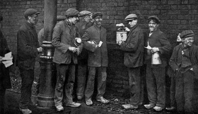 Abstimmung über den Kohlenstreik, Wheatsheaf Colliery, Pendlebury, Januar 1912, um 1920 von Topical Press Agency