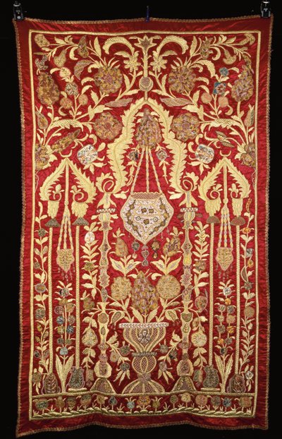 Ein Gebetsbogen aus rotem Satin, bestickt mit Gold- und Silberfäden und mit Brokaten appliziert von Turkish School