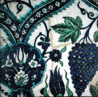 Isnik-Fliese mit Blumen und einer Traube (Irdenware mit farbiger Unterglasur) von Turkish School