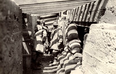 Neue italienische Schützengräben nach dem Vormarsch in österreichisches Gebiet am Stadtrand von Selz während des Ersten Weltkriegs, 04-07/1916 von Ugo Ojetti