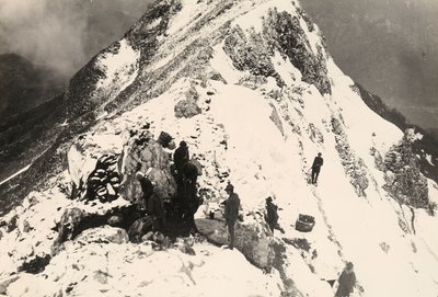 Operationen für die Nistplätze von Maschinengewehren auf dem Monte Nero während des Ersten Weltkriegs (s/w Foto) von Ugo Ojetti