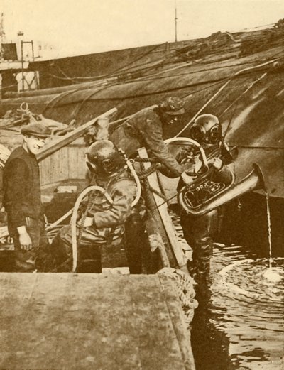 Ein Taucher mit Euphonium und Schwertern vom deutschen Kaiser versenkt in Scapa, ca. 1930 von Unbekannt