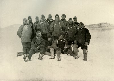 Eine Gruppe der Landpartie bei den Winterquartieren, um 1908, 1909 von Unbekannt