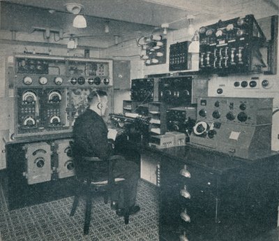Ein Marconi-Funkoperator empfängt Funknachrichten, während die Empress of Britain den Atlantik überquert von Unbekannt