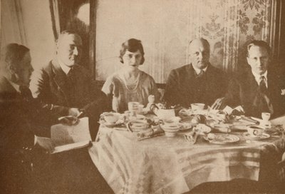 Eine Mahlzeit an Bord des Graf Zeppelin während des Fluges über den Atlantik, 1927 von Unbekannt