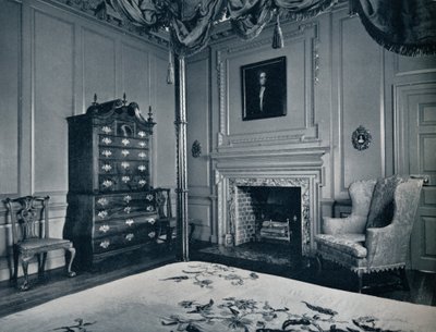 Eine Neuengland-Kommode mit Bombe-Basis in einem der Schlafzimmer des Palastes von Williamsburg von Unbekannt