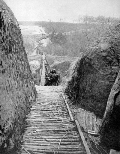 Ein Verbindungsschützengraben und Weg zur Front, Frankreich, Erster Weltkrieg, 1915 von Unbekannt