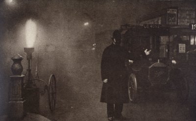 Ein Polizist, der den Verkehr im Nebel lenkt, London von Unbekannt