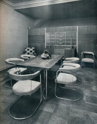 Ein Esszimmer-Set, mit Tisch und Stühlen aus Stahlrohr. Von Practical Equipment Ltd., London von Unbekannt