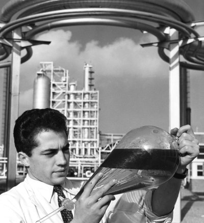 Ein Laborarbeiter hält einen Scheidetrichter mit Öl, Raffinerie Dunkerque, Frankreich, 1950er von Unbekannt